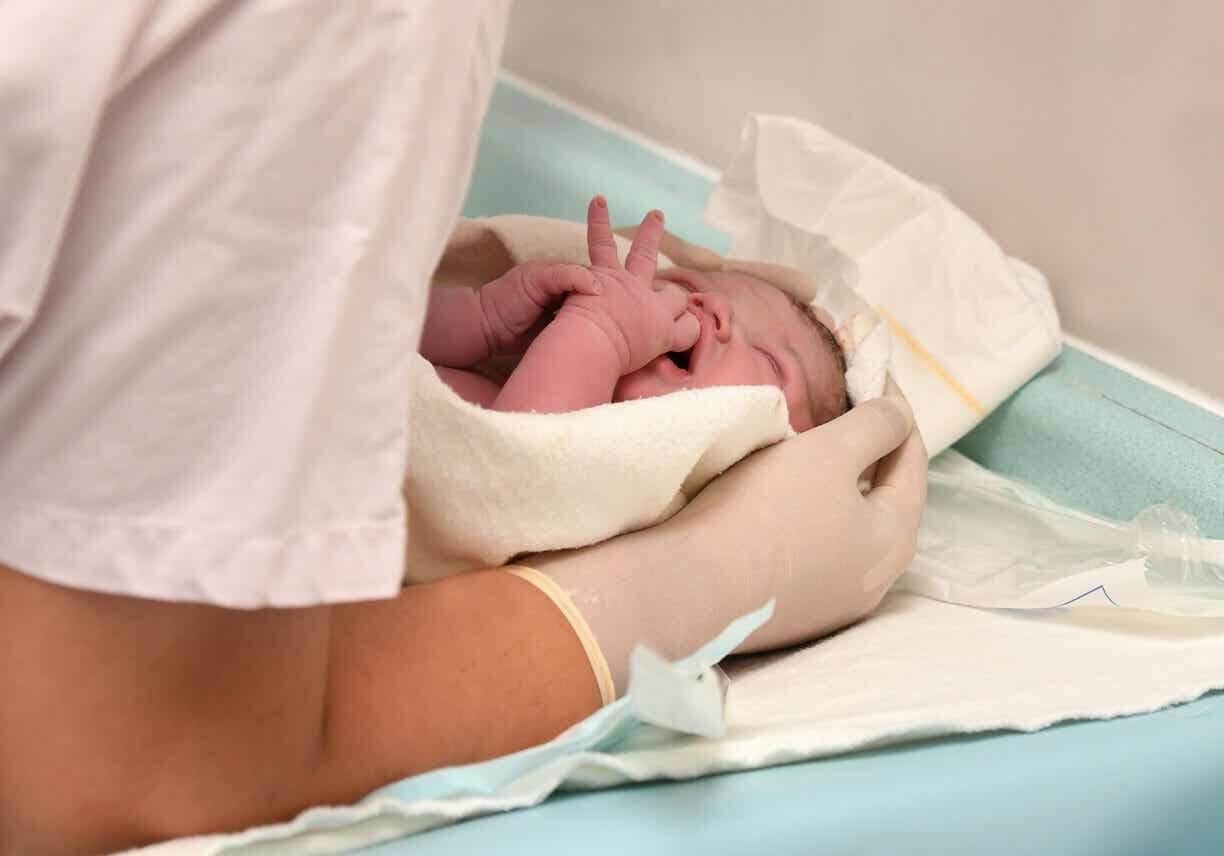 Sundhedsplejerske tjekker for, om babyer taber sig ved fødslen