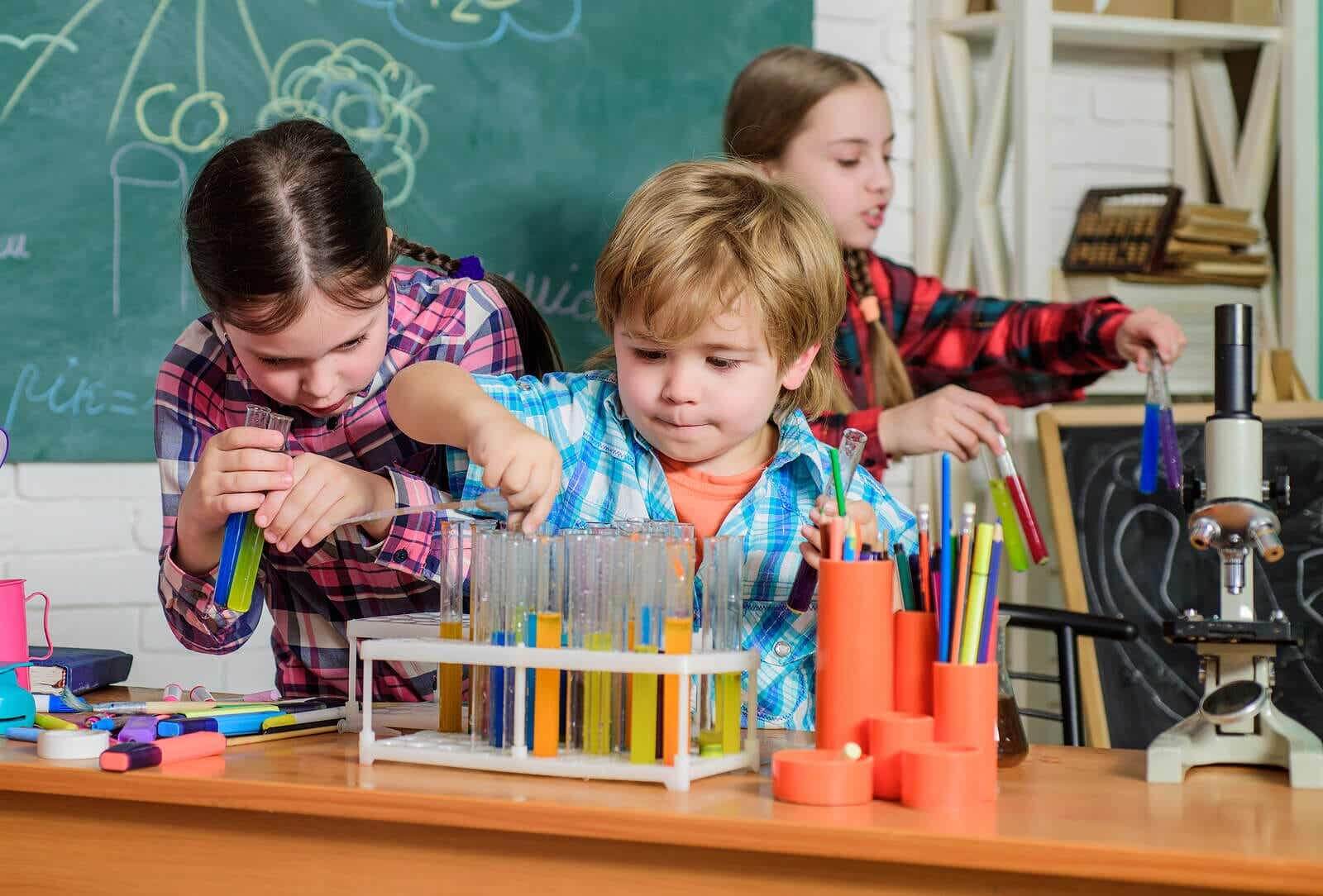 Kinderen werken samen in groepjes