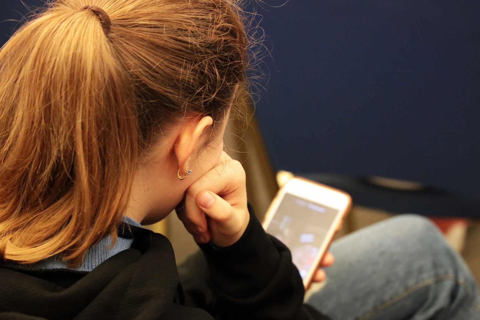 Tenåringsjente avhengig av at mobiltelefonen hennes sjekket hennes sosiale nettverk.