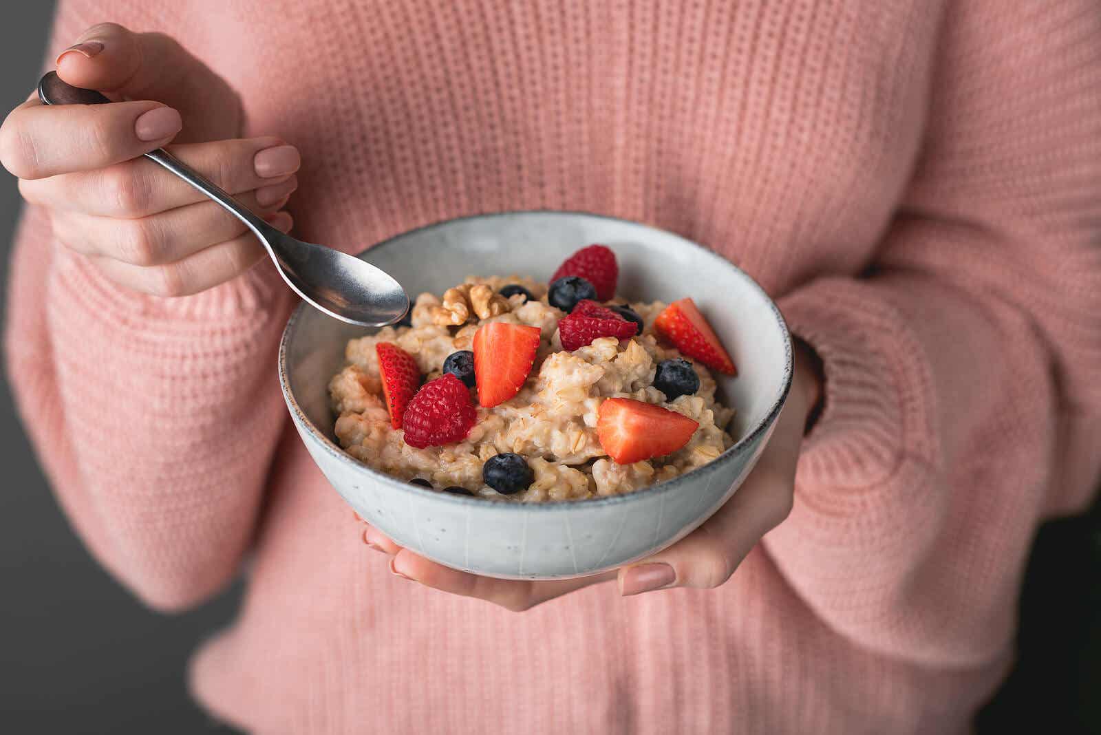 Woman eating a healthy breakfast to prevent gestational diabetes.
