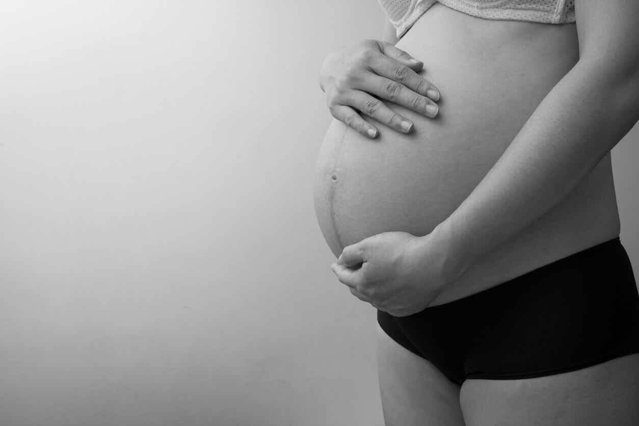 Kvinde med lavtsiddende mave under graviditet