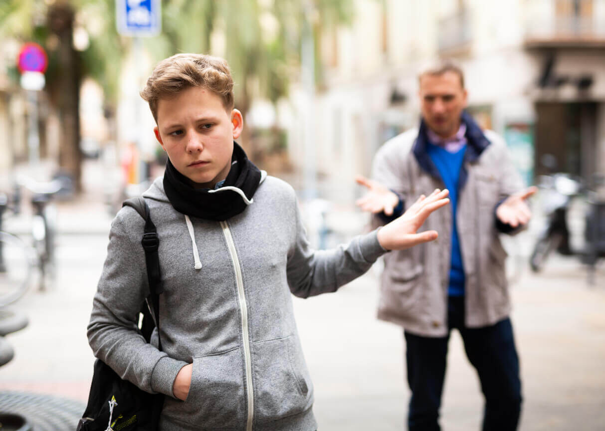 En ung tonåring som ignorerar sin far.