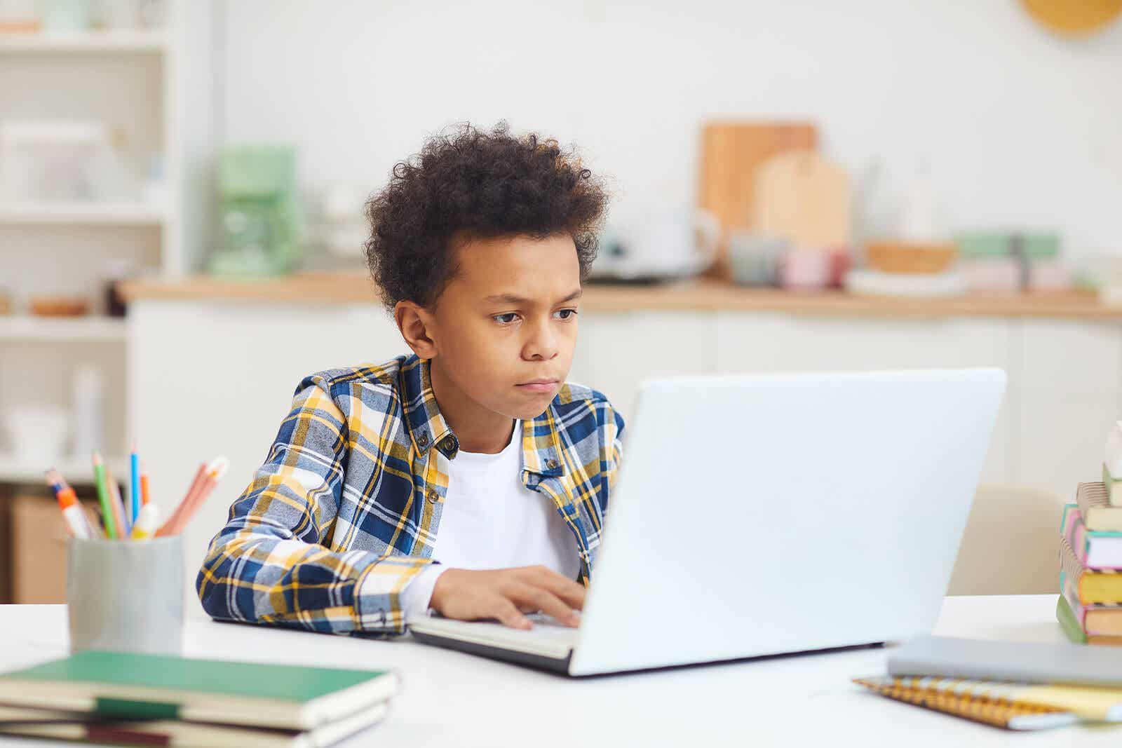 Młody chłopiec przy komputerze