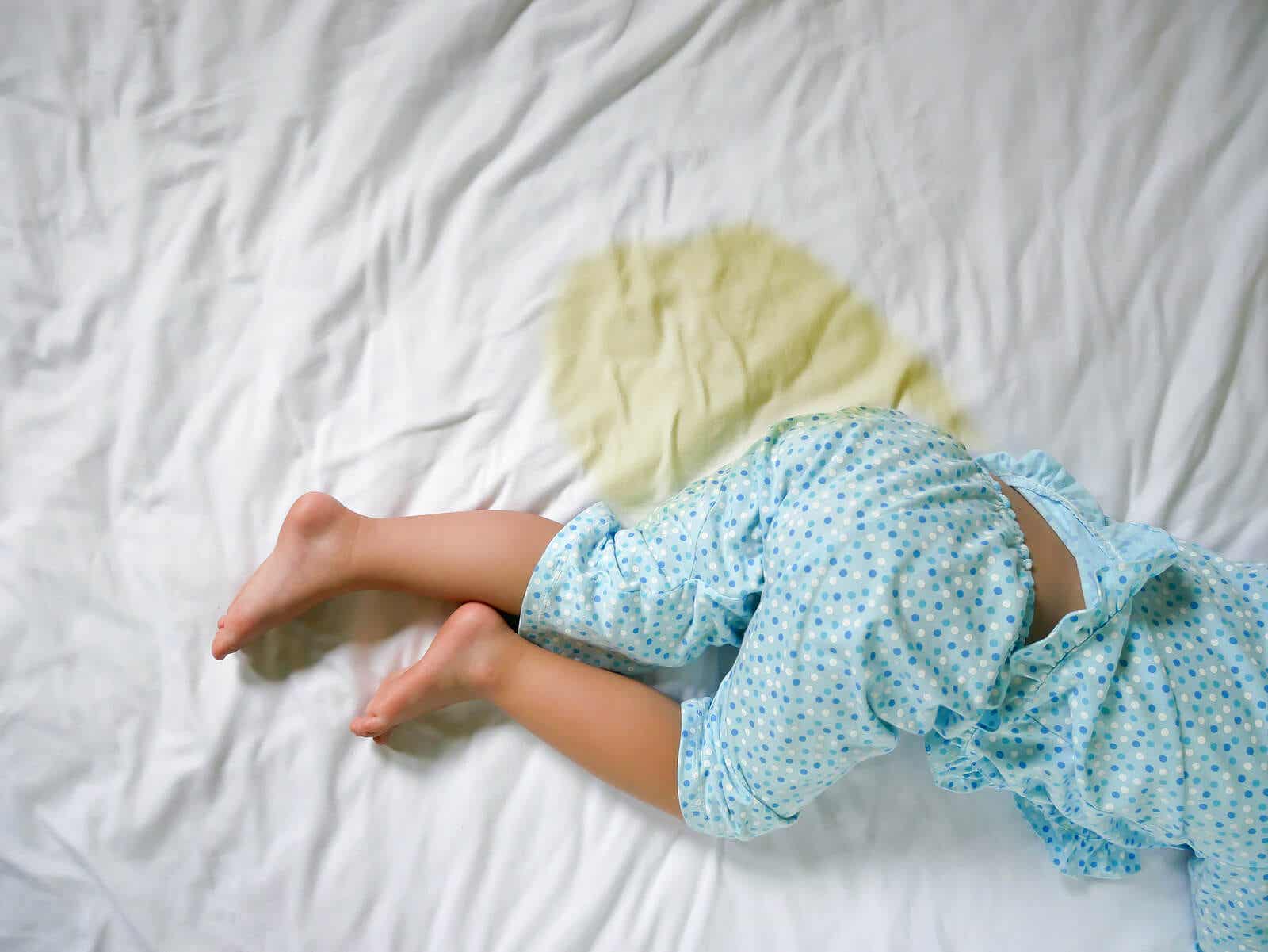 Et lille barn, der har tisset i sengen