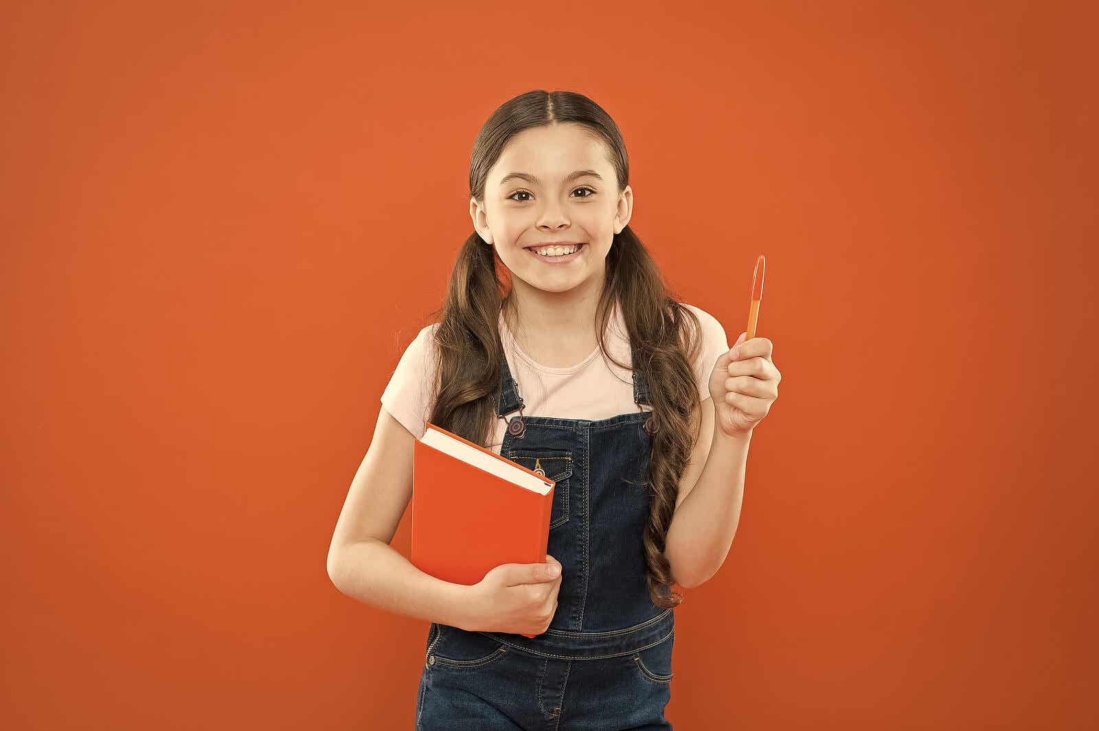 Een basisschoolstudent die een planner en een pen vasthoudt.
