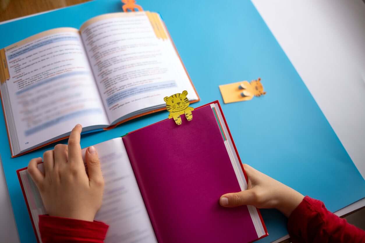 Barn har valgt at lave et bogmærke med en tiger