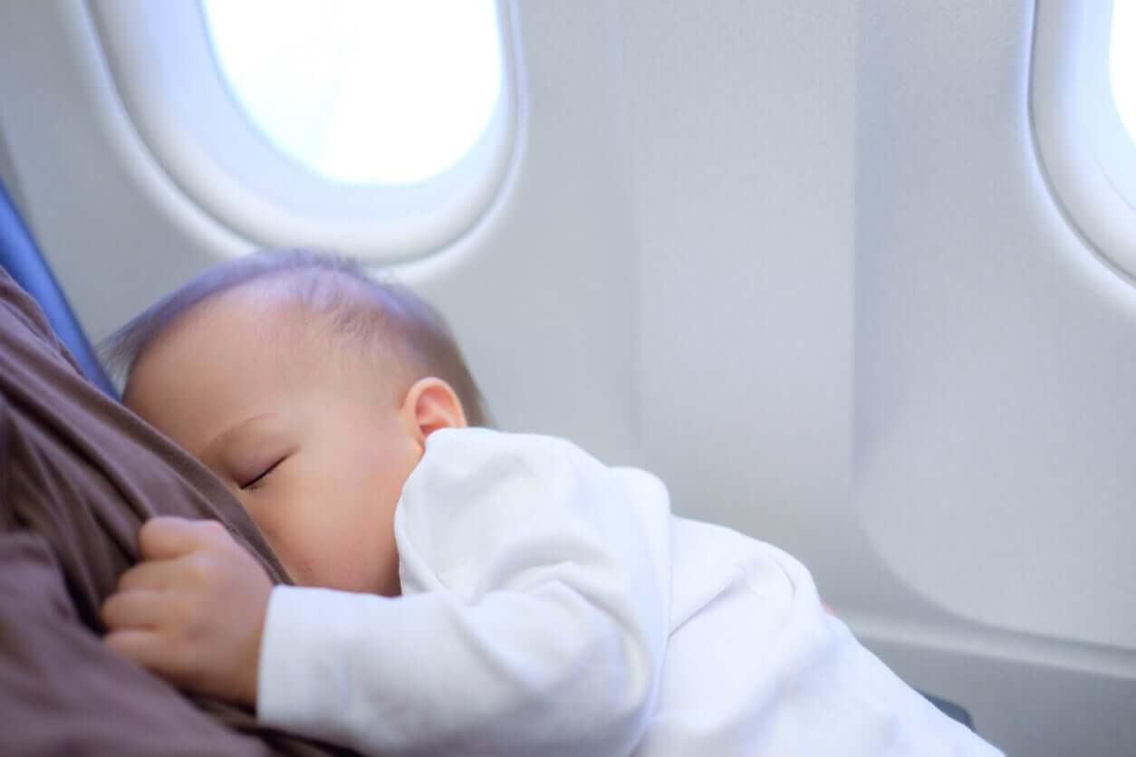 En baby sover på et fly.