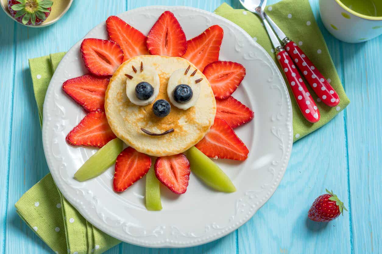 Een bloem gemaakt van fruit en een pannenkoek.