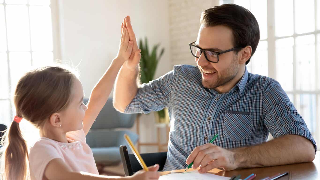 En falther high-fiving sin unge datter.