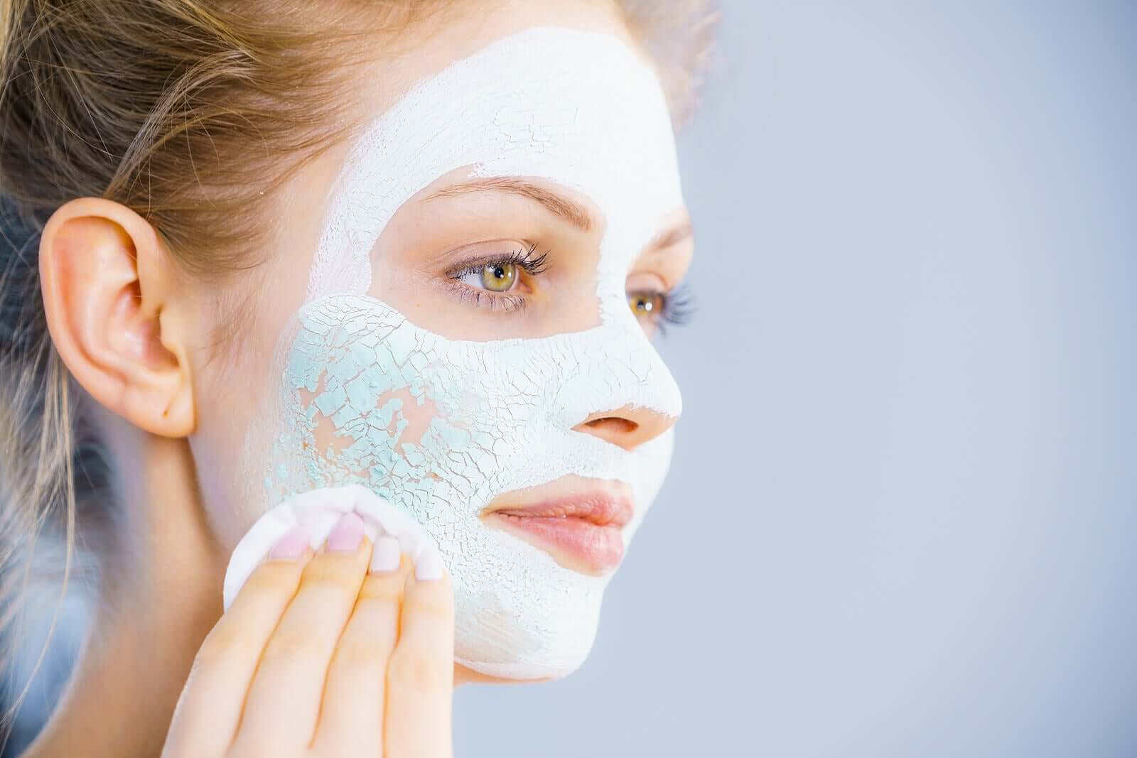 Een vrouw met een verzorgend gezichtsmasker