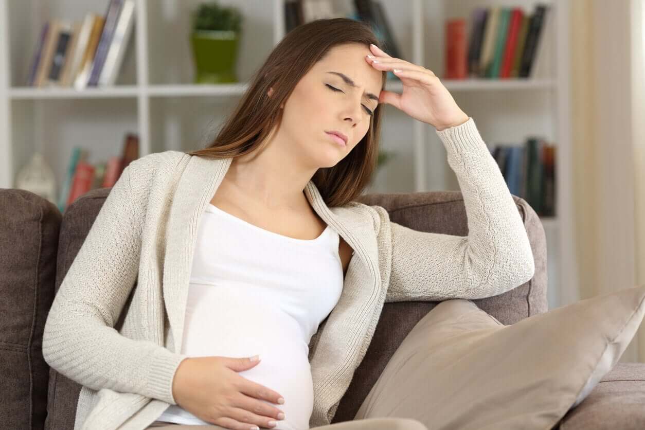 En gravid kvinna med huvudvärk.