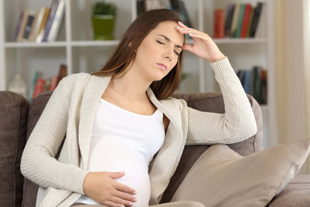 En gravid kvinne med hodepine.
