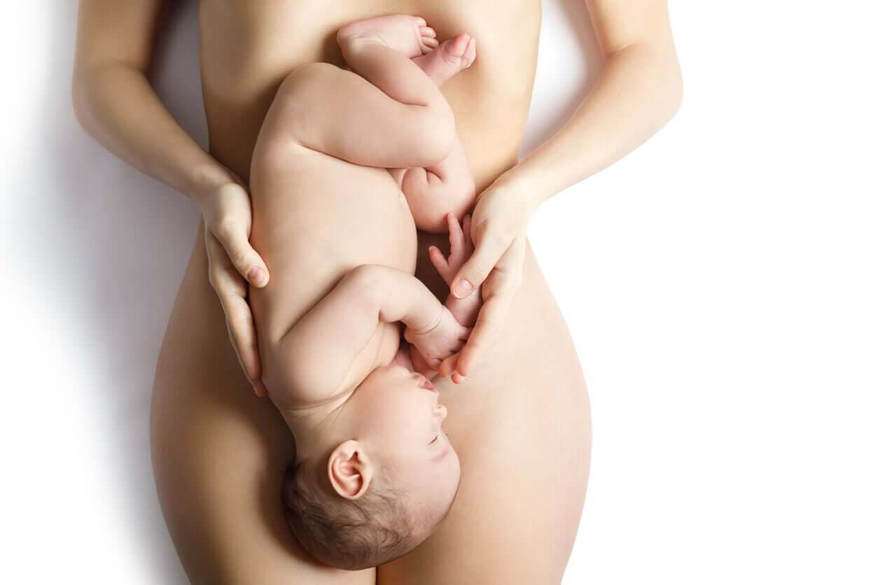 A woman lying on her back with her baby position over her abdomen.