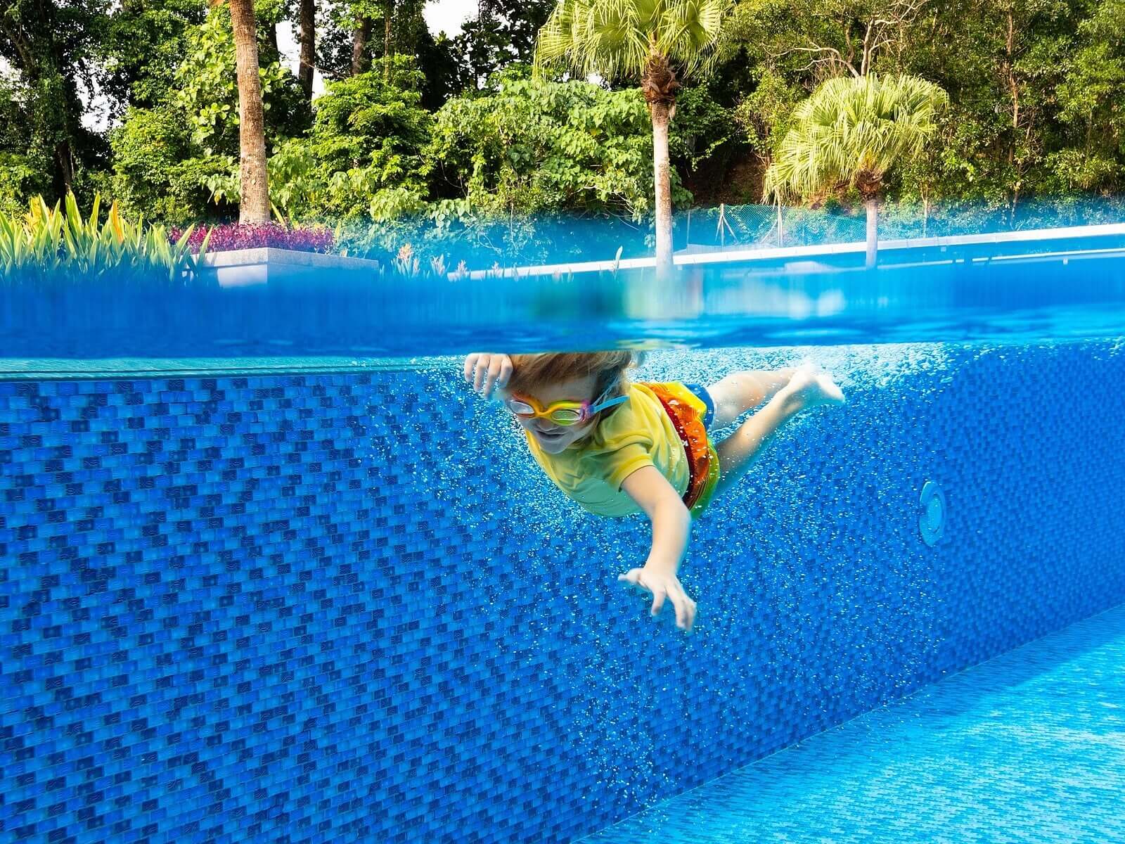 Ett barn som simmar i en pool.