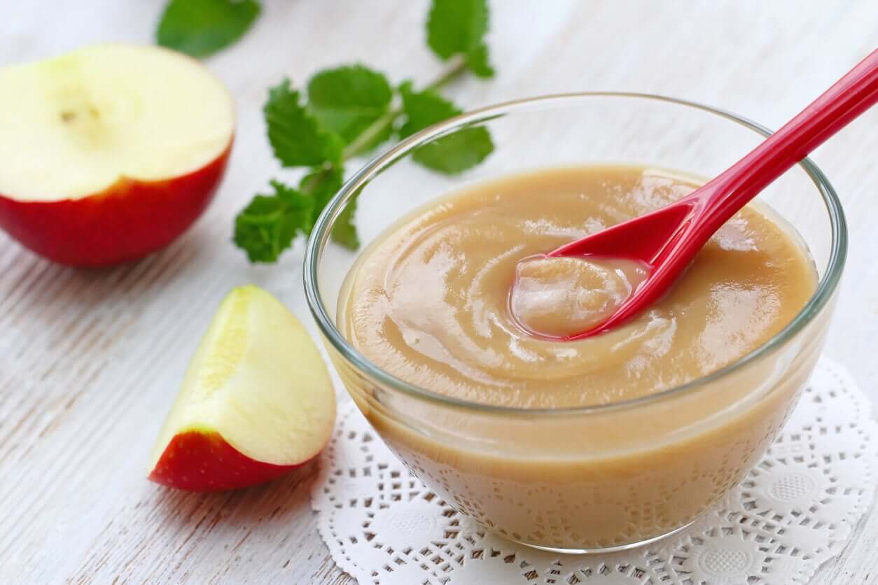 A bowl of apple sauce.