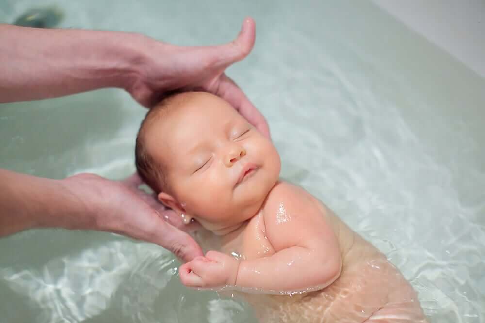A baby's first bath is one of the fears new moms face.