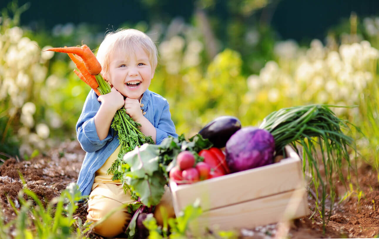 Barn med friske grøntsager