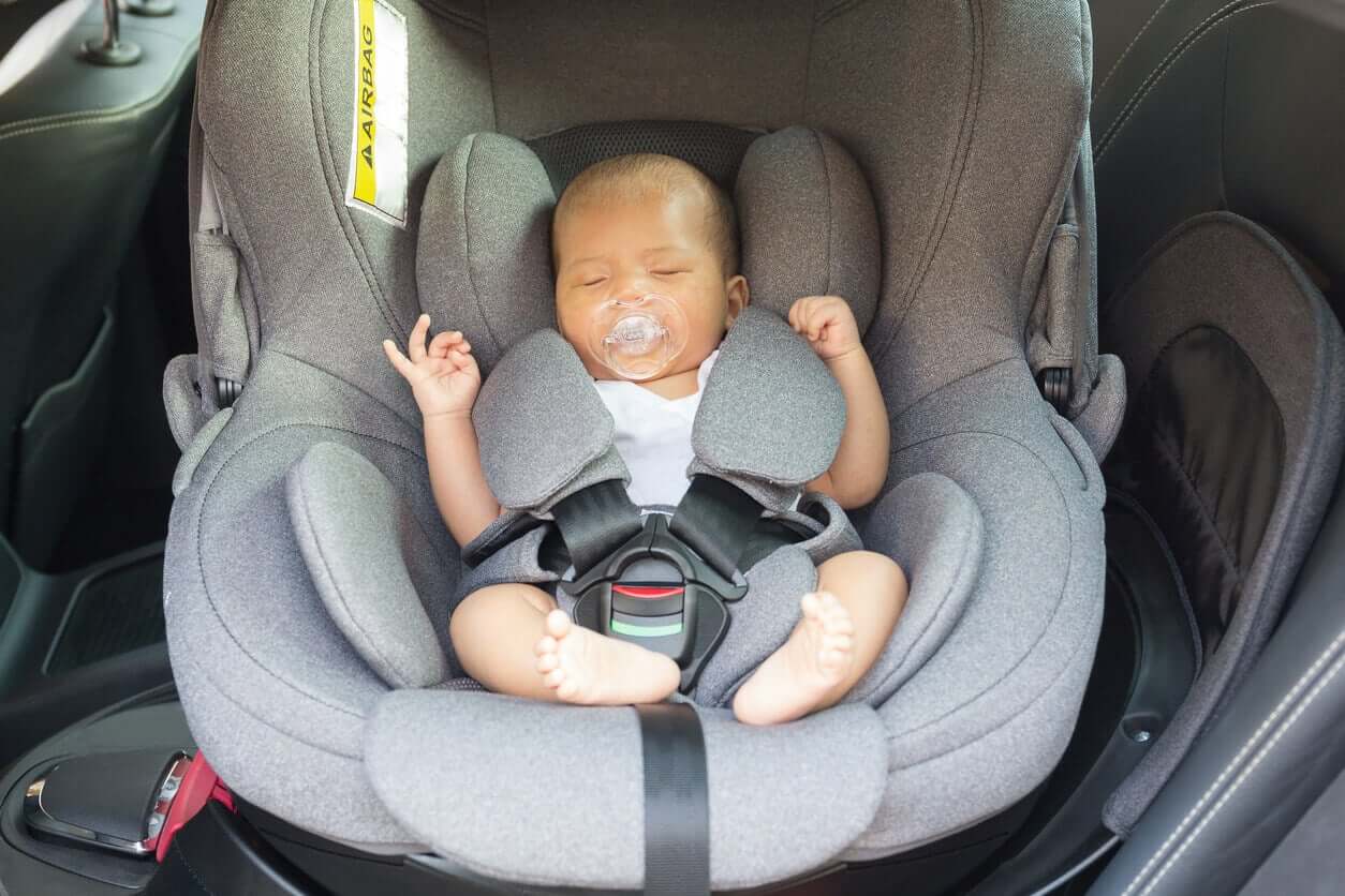 Baby slaapt in zijn autostoeltje