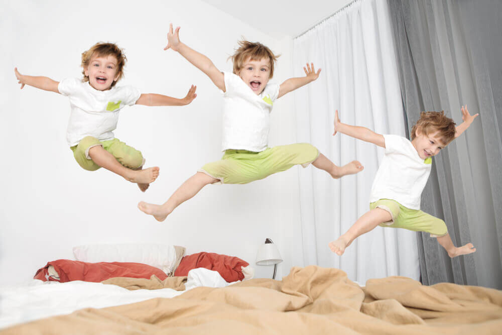 Kinderen springen op bed en gaan laat slapen