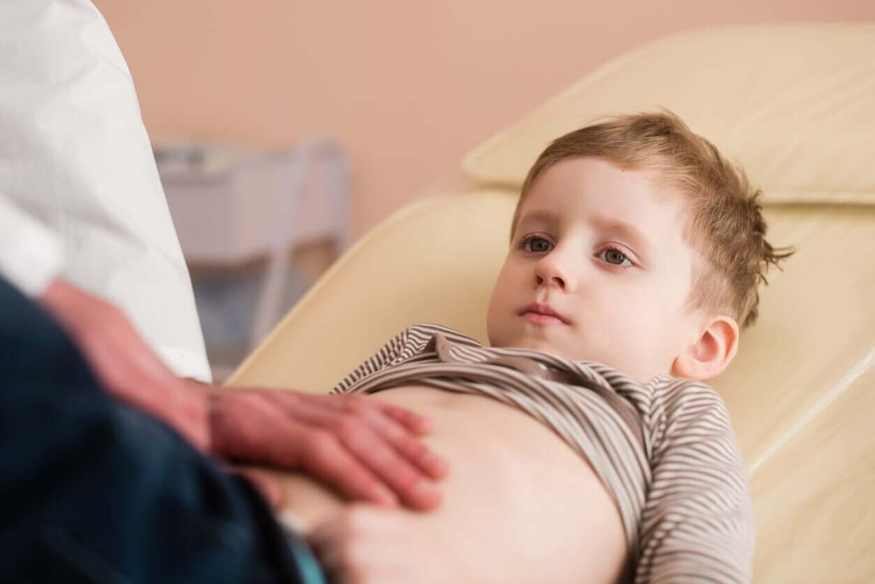 A doctor examining a young child's abdomen.