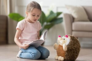 Een meisje leest voor aan haar favoriete knuffel