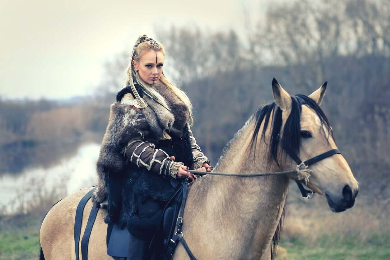 Fantasytolkning av en keltisk kvinna på hästrygg