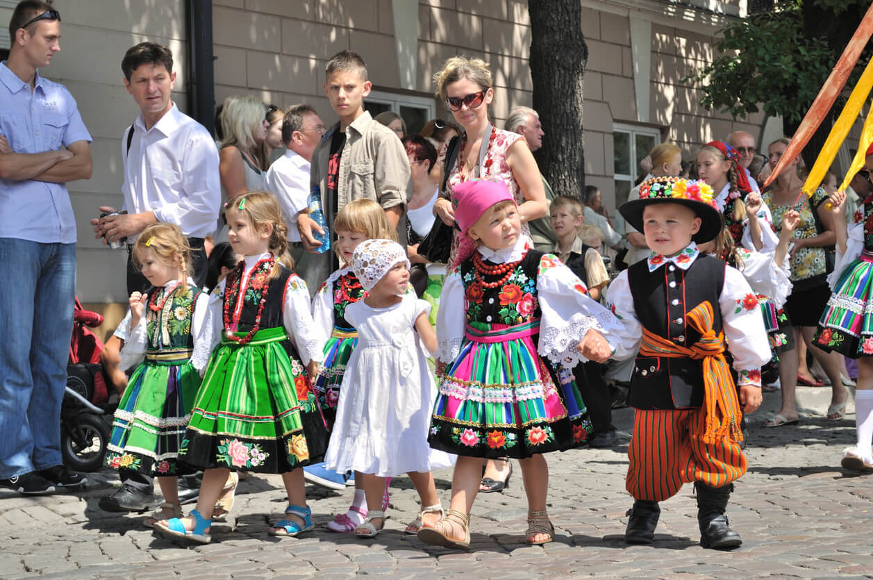 Polish children wearing traditional dress.