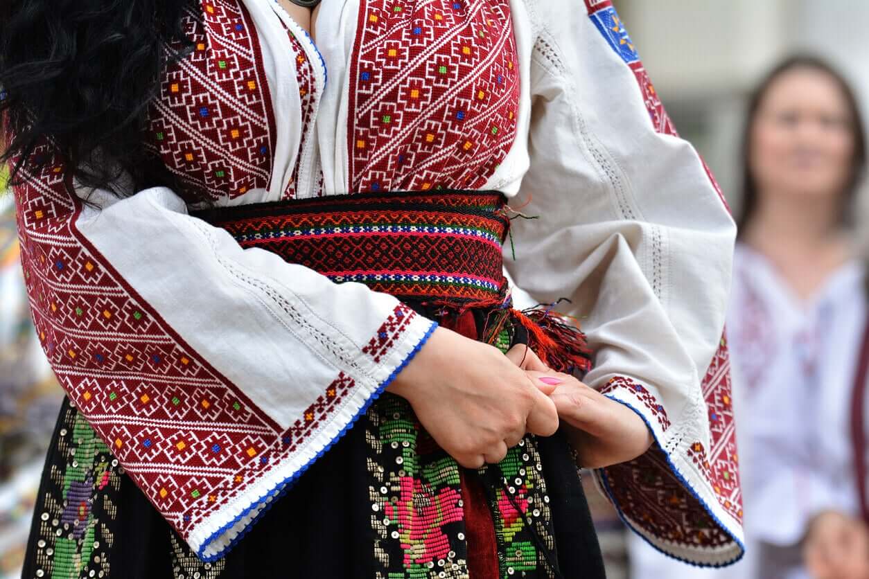 En kvinna som bär traditionell rumänsk klänning.
