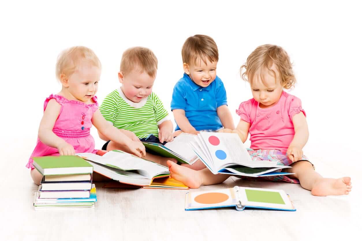 Småbarn som läser böcker.