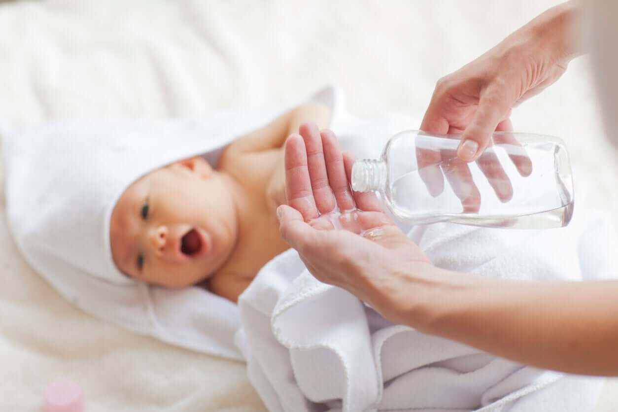 Kvinde gør klar til at give baby ansigtsmassage