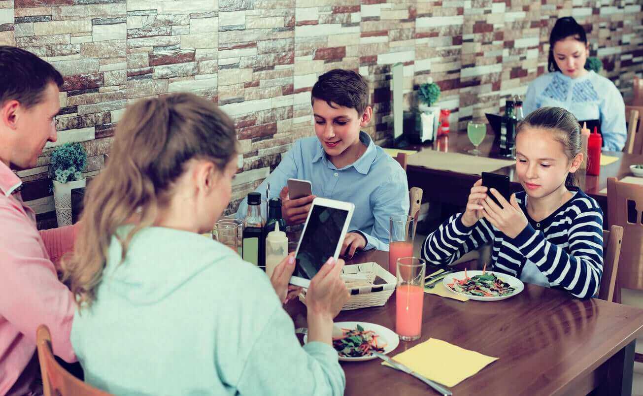 Schlechte Erziehungsgewohnheiten - Alle schauen auf ihr Smartphone