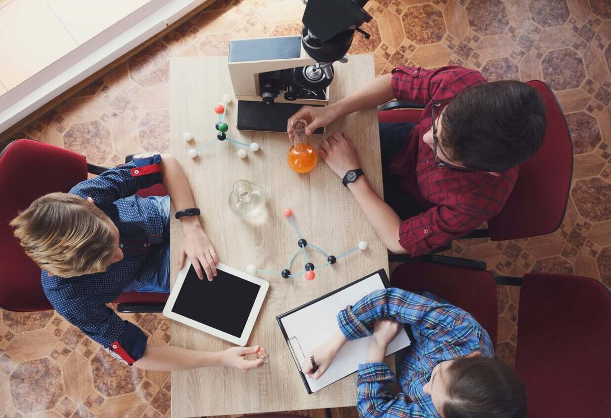 Barn som studerer kjemi.