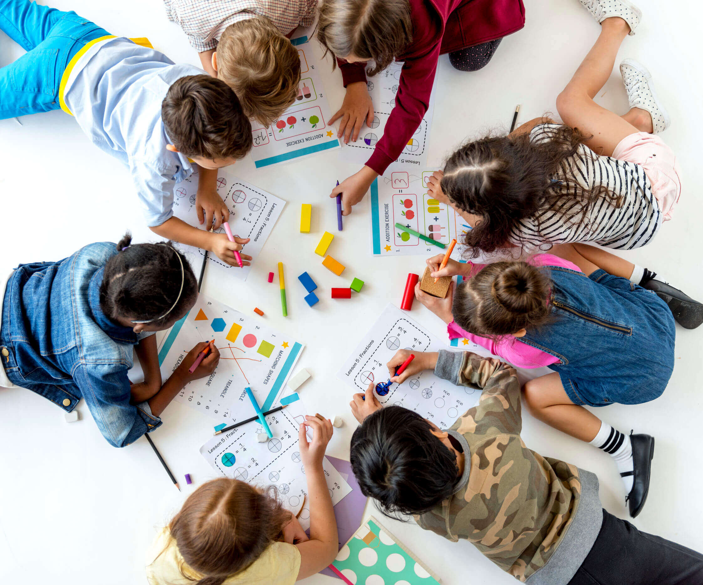 Kinderen zijn samen aan het studeren