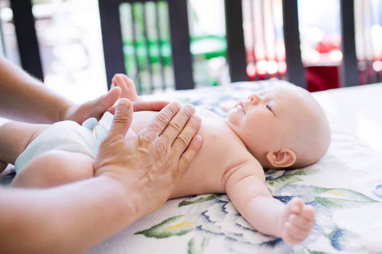 Baby krijgt een massage