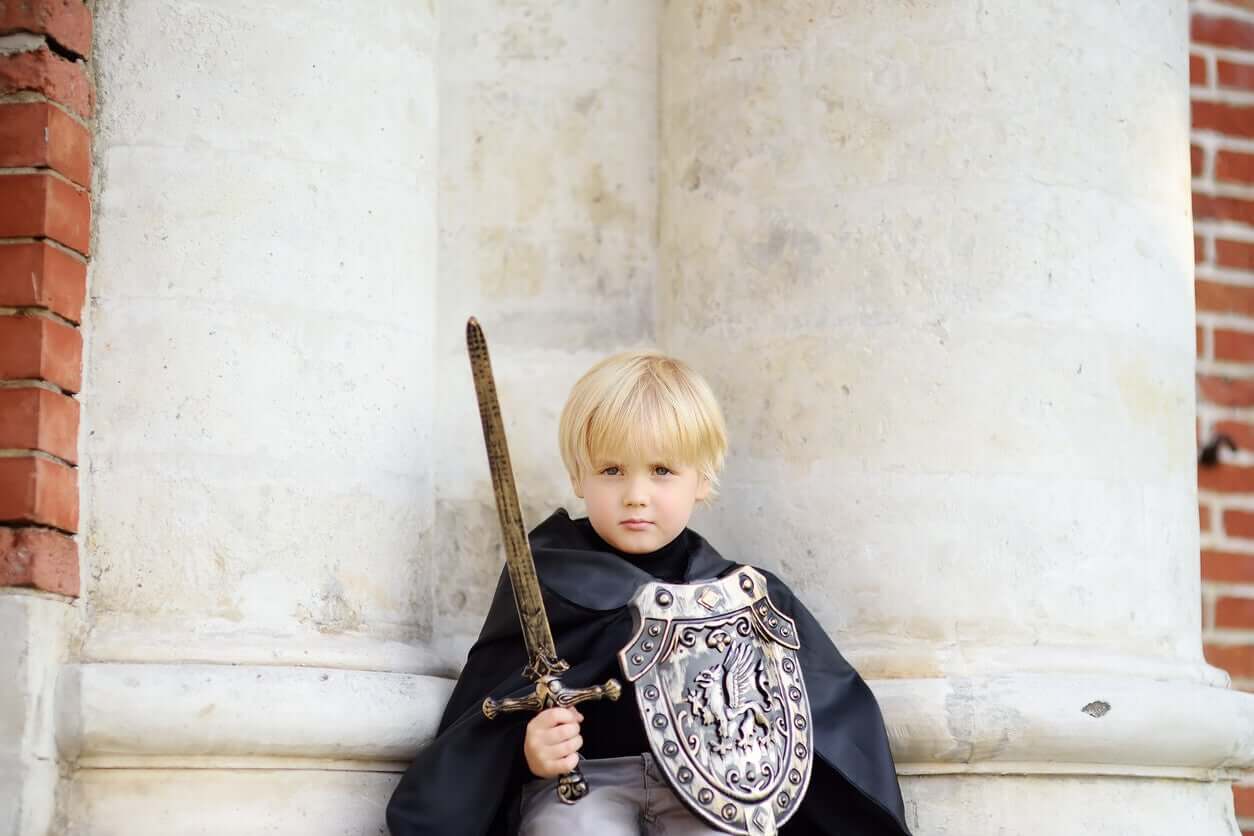 En liten pojke klädd som en riddare.