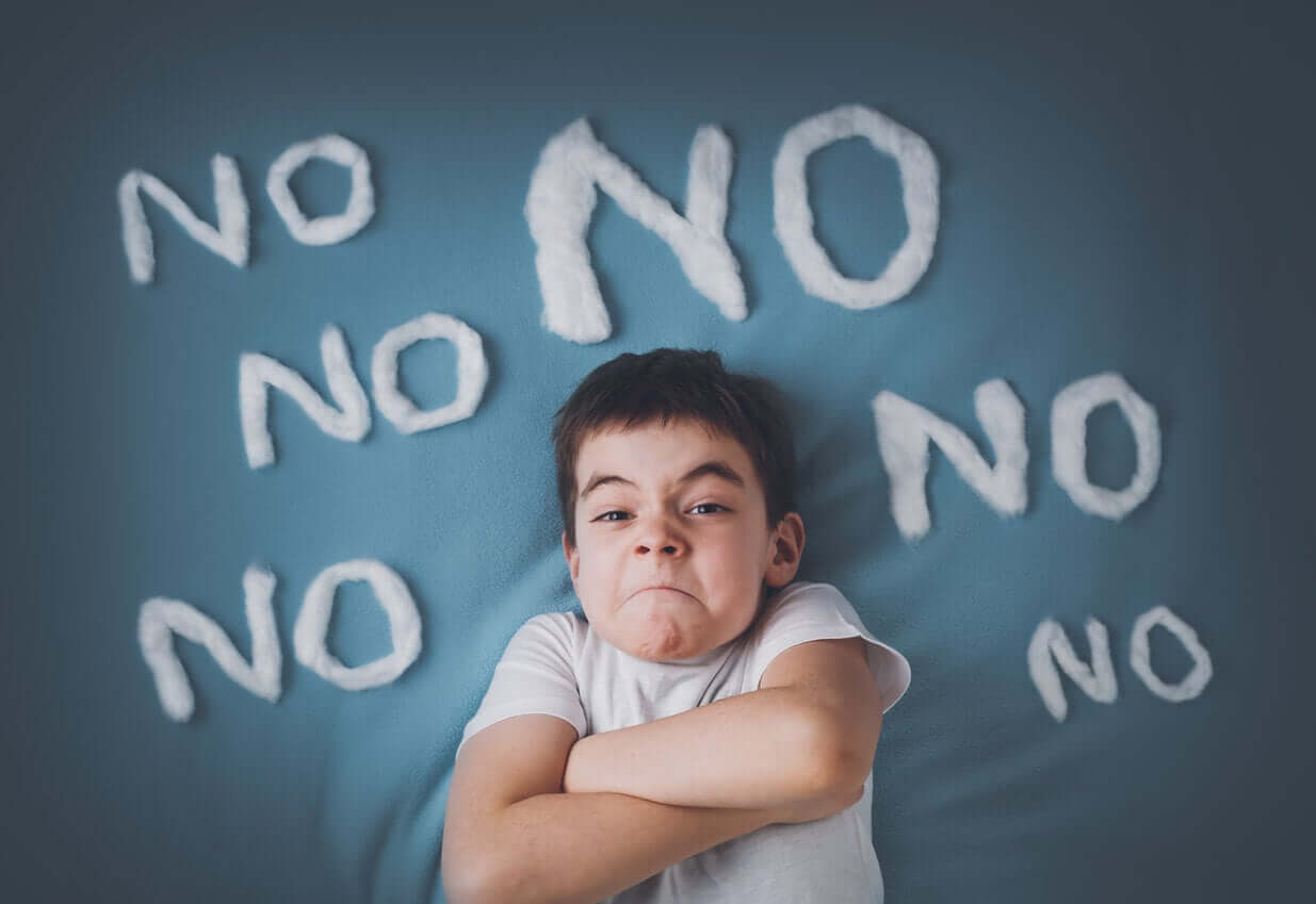 Ett barn korsar armarna, omgivet av ordet "no".