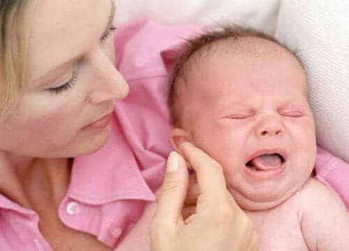 Een moeder troost haar baby die last heeft van snikaanvallen