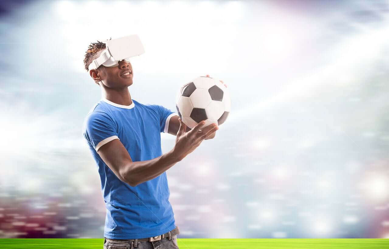 En tonåring som spelar virtuell fotboll.