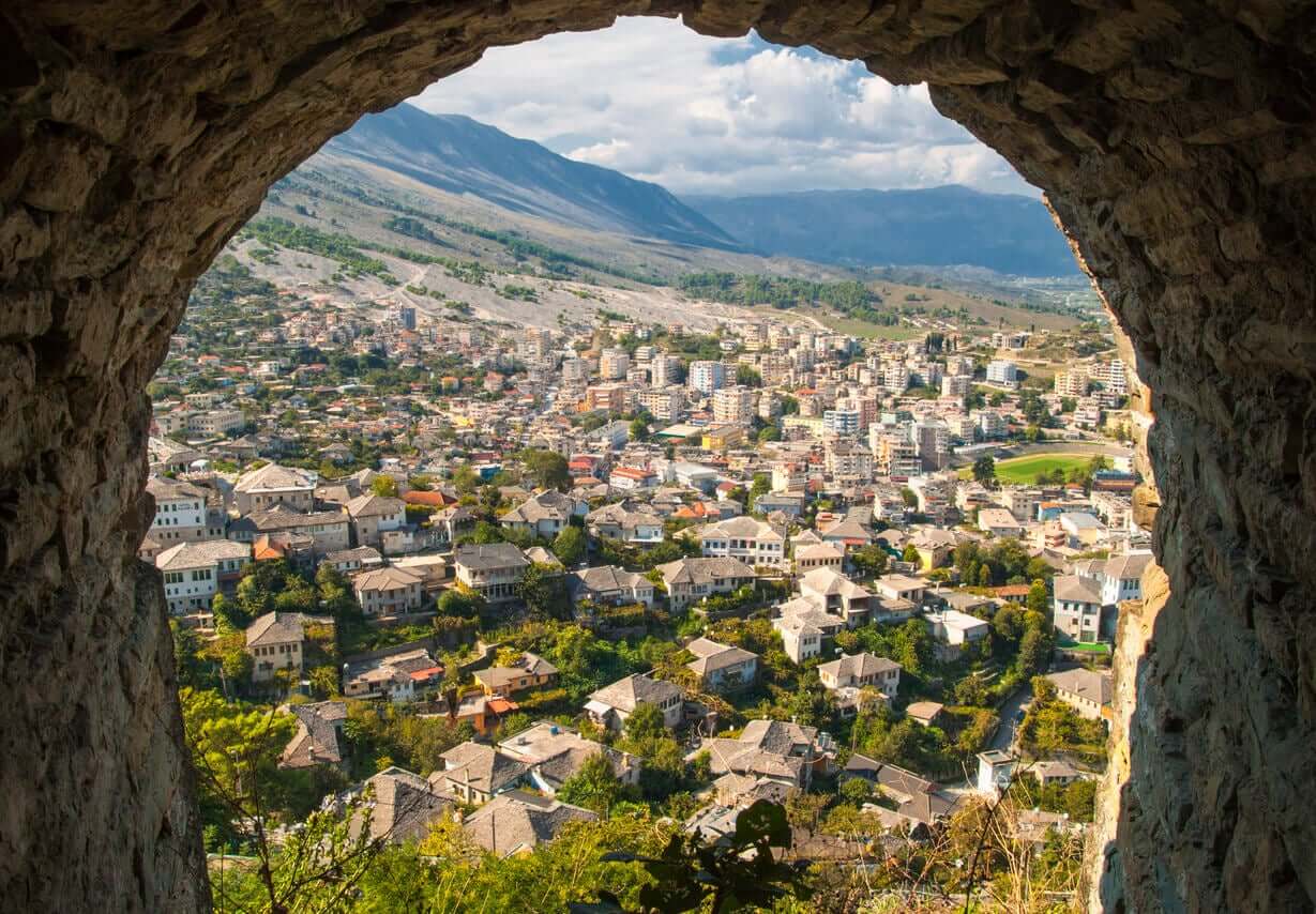 Näkymä albanialaisen kaupungin ylle.