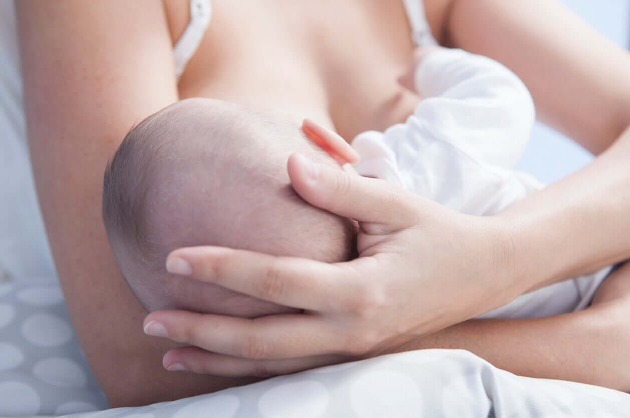 Een pasgeboren baby krijgt borstvoeding