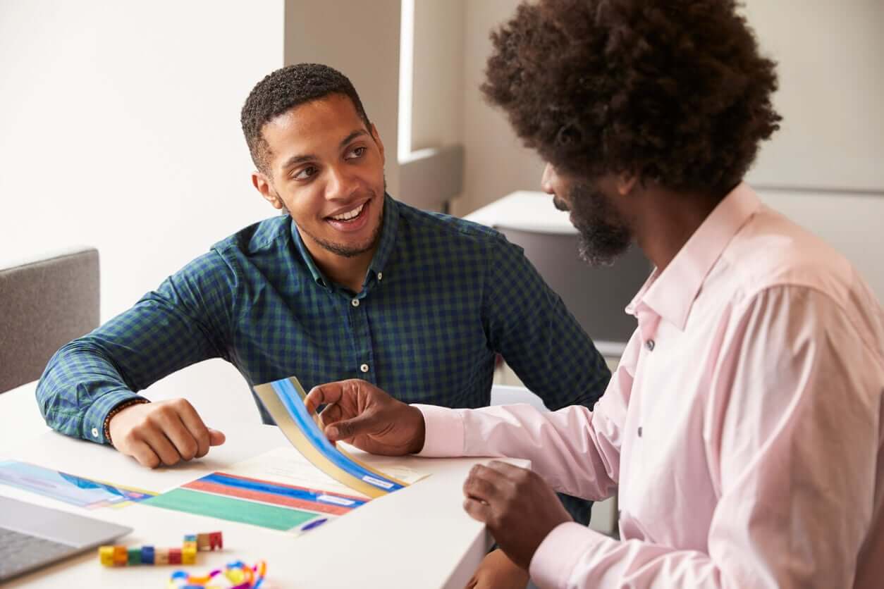 En lärare som hjälper en tonårsstudent med läxorna.