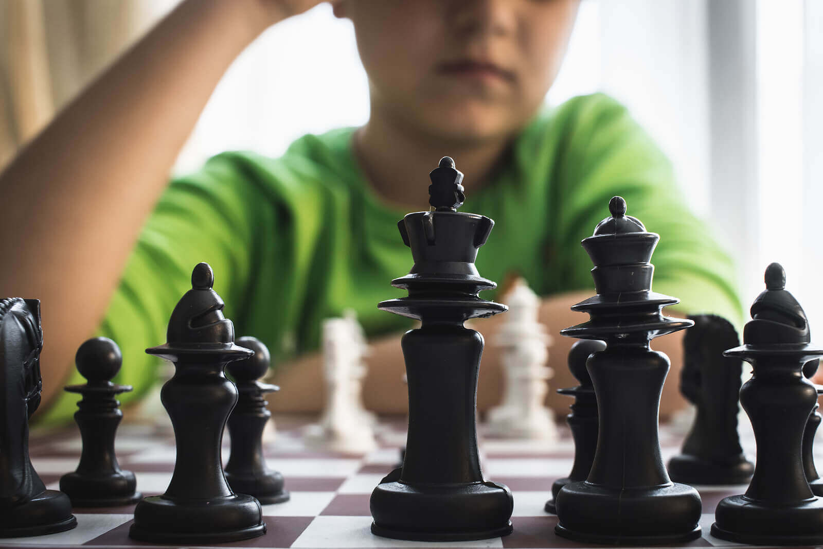 En pojke som spelar schack.