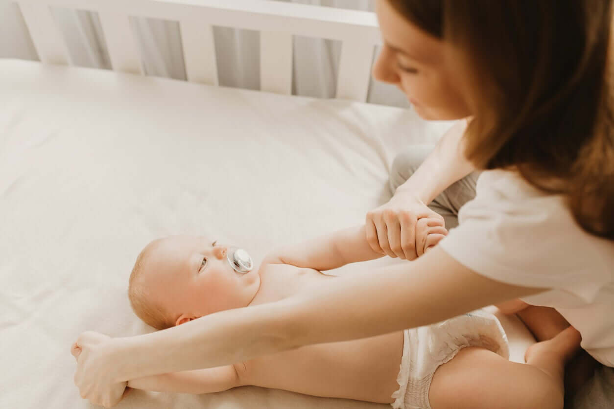 4 Übungen, die Babys helfen, ihren Kopf hochzuhalten