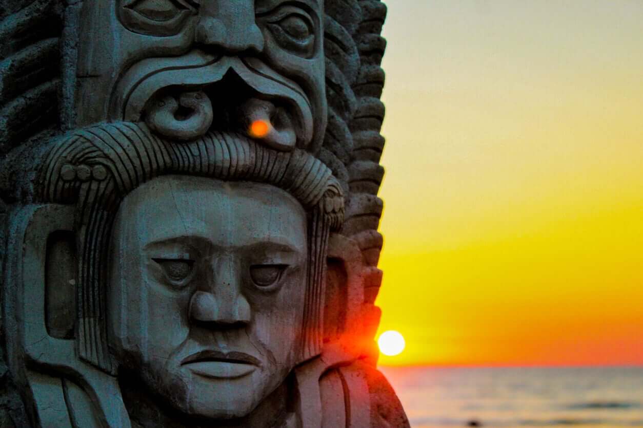 Maya - Skulptur im Sonnenuntergang