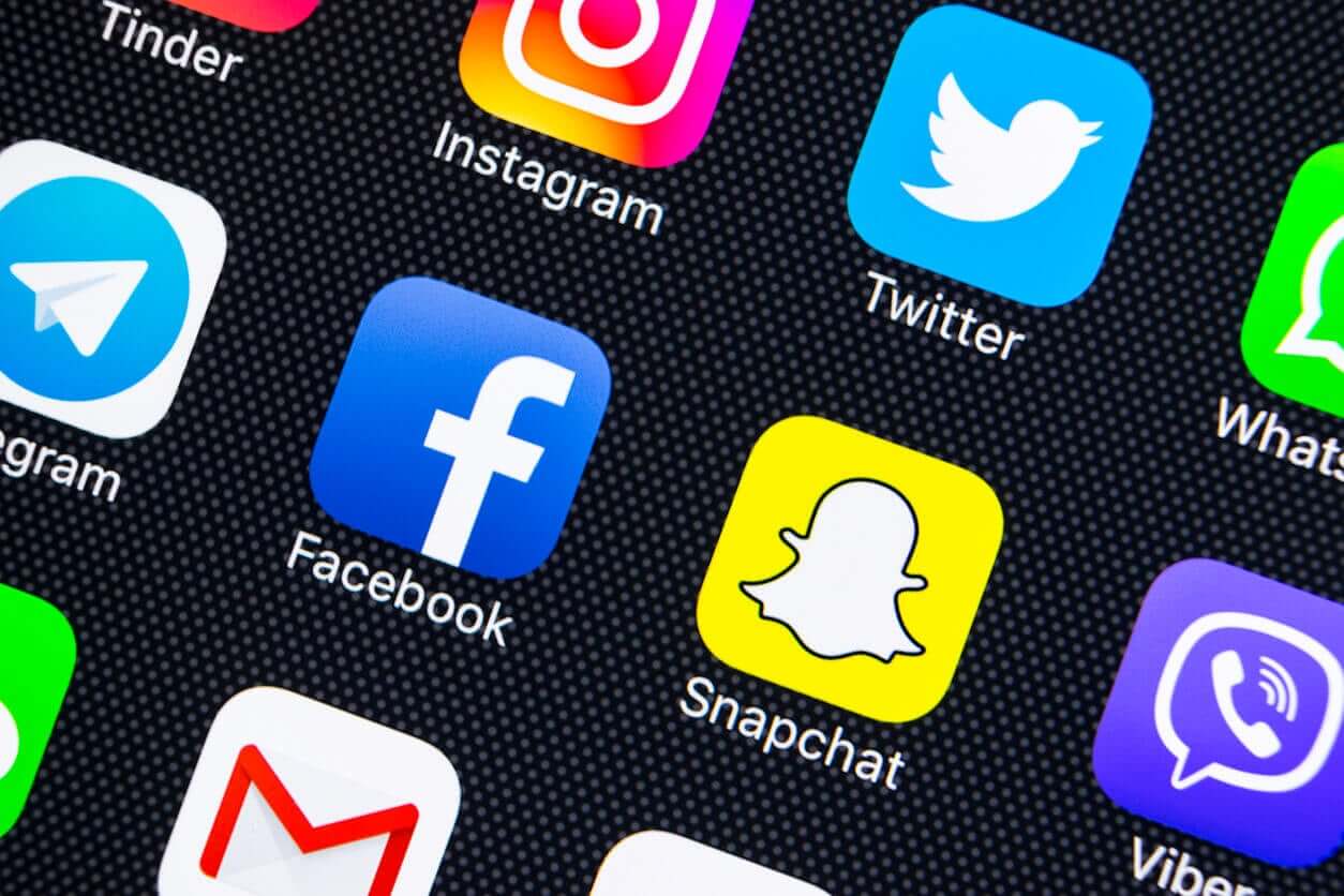 Apps on a phone screen, including Snapchat, Facebook, Instagram, and Twitter.