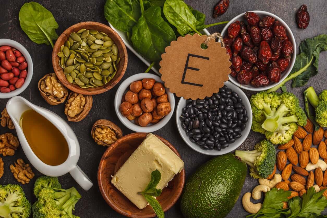 Källor till vitamin E, som nötter, frön och baljväxter.