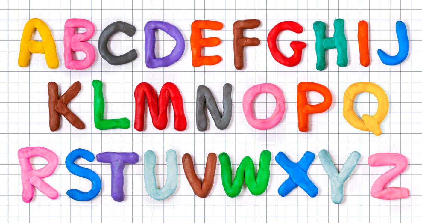 De letters van het alfabet met klei gemaakt