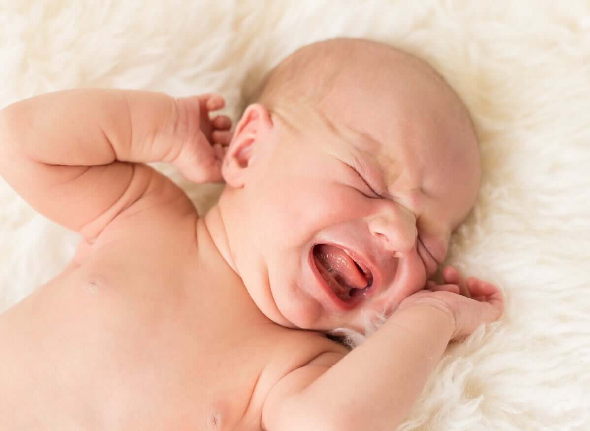 Een pasgeboren baby huilt vanwege verstopping