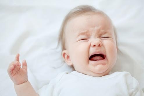 En bebis som gråter av smärta.