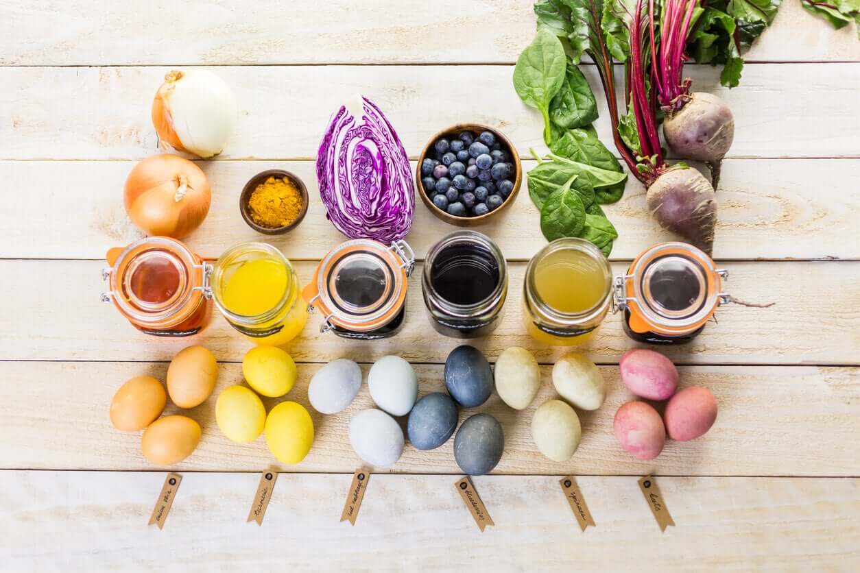 Naturlige fargestoffer laget av frukt og grønnsaker for å farge påskeegg.